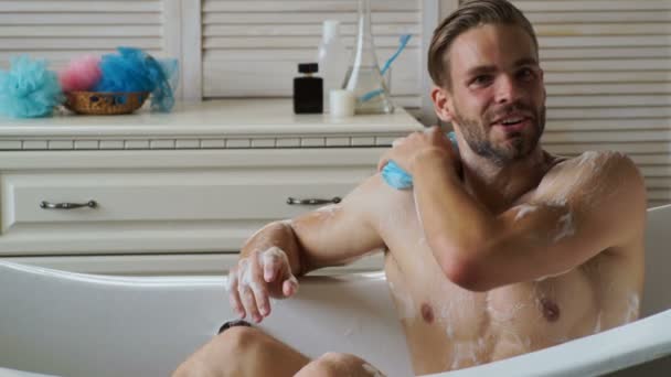 Jonge Knappe Man Ontspannen Het Bad Man Met Baard Met — Stockvideo