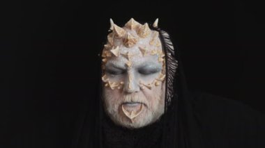 Eski Sihirbazı. Fantezi ve peri masalı. Bir sihirbaz. Su Sihirbazı. Uzaylı. Dünya dışı. Doğaüstü canavar. Beyaz Büyücü. Gizemli beyaz keşiş.