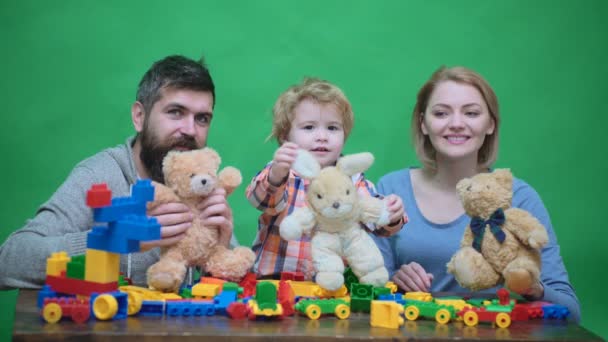 Молодая Семья Играть Игры Строительными Пластиковыми Блоками Концепция Семейных Игр — стоковое видео