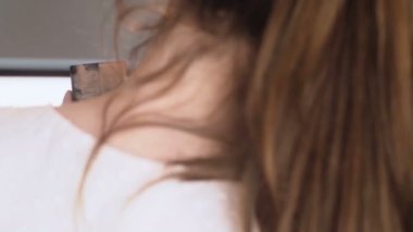 Temel model için uygulama makyöz. Yakın çekim. Kapalı kız için makyaj makyaj sanatçısı. Parlak temel rengi göz farı uygulama modelinin göz makyaj sanatçısı.