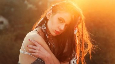 Gün batımında şehvetli kız. Güzellik romantik kız açık havada. güneş ışığı güzel kadın. Uzun saç üfleme. Sonbahar. Parlayan güneş, gün ışığım. Arka ışık. Alt kültür. Emo kız. Postapocalypse kız. Steampunk.