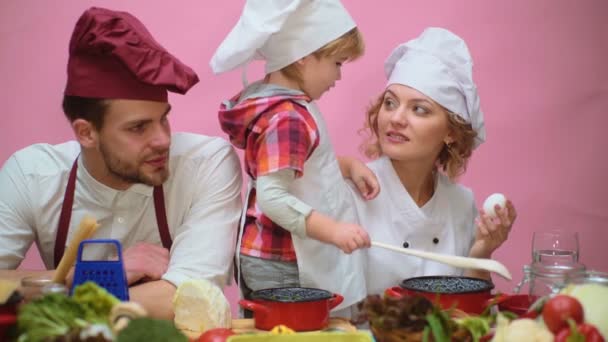 Menino Bonito Seus Belos Pais Estão Sorrindo Enquanto Cozinham Cozinha — Vídeo de Stock