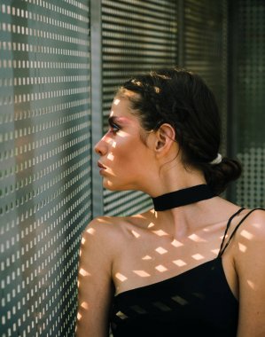 Rüya ya da düşünme, yalnız yumuşak deri olan kadın. Saç, güzellik kadın. Moda şık kız, makyaj trendi görünümünü. Son saatlerinde yanında bulunanlar ve Cilt Bakımı, Kuaför kozmetik. Güzellik ve moda kız.