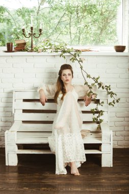bahar ya da yaz kız bankta sakin ol. Beyaz Romantik elbiseli kız bahar havasında