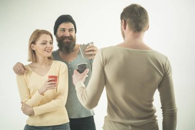 Çocuklar Kupası, şişe alkol ile tutun, konuş. Neşeli arkadaş şirket içecekler ile boş zaman harcamak. İletişim, arkadaşlık, eğlence. Erkek, kadın gülümseyen yüzler, üzerinde arka plan beyaz. Eğlenceli ve eğlence kavramı.