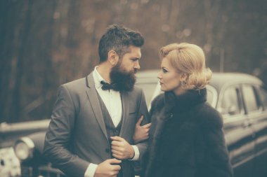 retro car yakınındaki yolda yürüyen genç çift