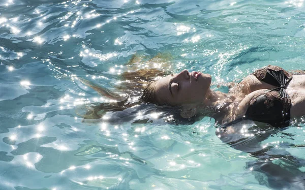 Relájese Piscina Spa Refresco Cuidado Piel Belleza Mujer Hidratada Baño —  Fotos de Stock