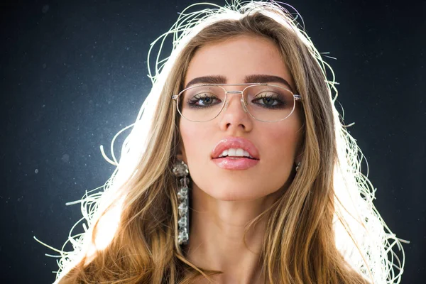 Optik Mağaza Konsepti Güzellik Moda Kız Makyaj Büyük Küpeler Takı — Stok fotoğraf