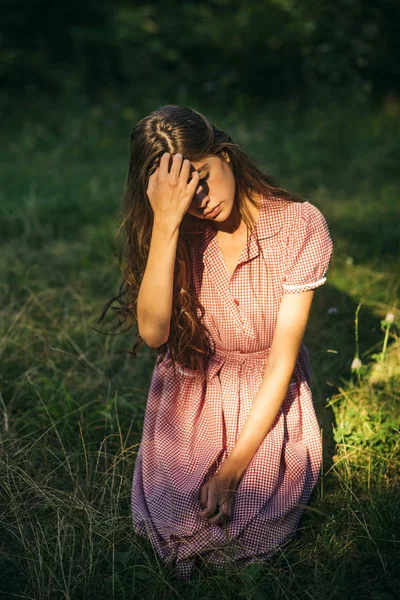 Молодая Девушка Винтажном Платье Сидит Траве Брюнетка Закрывает Глаза Солнца — стоковое фото