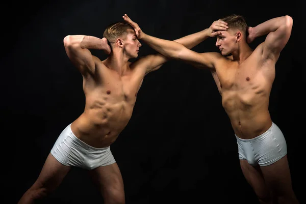 Vänskap Män Gör Gymnastik Tvillingar Män Med Muskulös Kropp Balans — Stockfoto