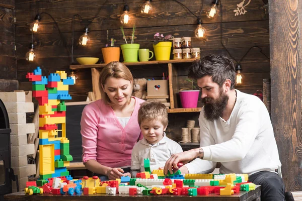 Familia Feliz Jugando Con Constructor Casa Madre Padre Ayudando Construir — Foto de Stock