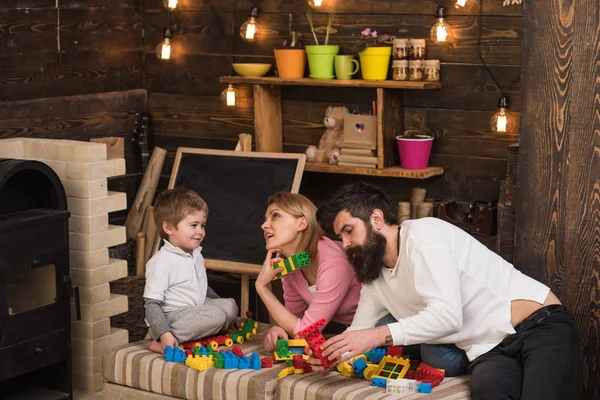 孩子与父母玩塑料积木 建造建筑 母亲和可爱的儿子玩构造砖 家庭在繁忙的面孔一起花费时间在娱乐室 关爱父母理念 — 图库照片