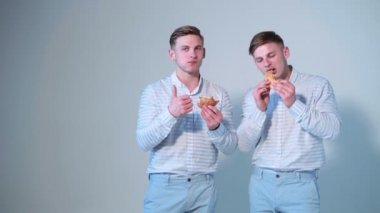 Mutlu adam yeme hamburger. Hamburger yeme kardeşler. İkizler hamburger yeme. Burger zevk arkadaş.