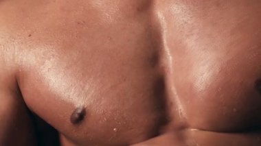 Sporcu, kaslar, sporcu adam, triceps. Atletik beyaz, altı paketi, göğüs kasları, triceps. Güzel erkek torso, AB Steroid, vitamin, protein doping, anabolik, spor. Vücut geliştirmeci, vücut geliştirme.