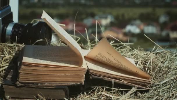 打开带有翻转页面的书 风吹翻书的书页 农场上的老式书籍 — 图库视频影像