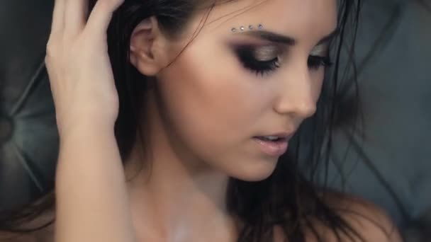 Makyaj Sanatçısı Için Çekici Bir Genç Kadın Makyaj Uygulamak Makyaj — Stok video