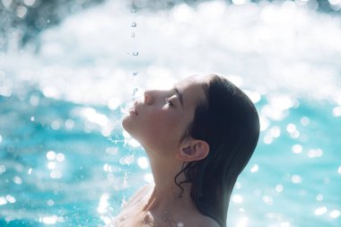 Cilt Bakımı ve sağlıklı bir yaşam tarzı. Cilt Bakımı su havuzu içinde kadın.