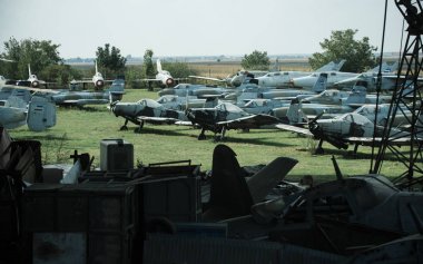 Eski uçaklar uçmak mümkün değil, havacılık veya geri dönüşüm merkezi müzede duruyor. Grunge eski uçaklar, dokulu alan ve gökyüzü arka plan. Hava Kuvvetleri, uçak, Tarih, ilerleme, gelişme.