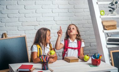 Kız okul zamanı. Dostluk bilgi gün sınıfta küçük kız kardeş. Küçük kızları öğle tatilinde elma yerim. Derste 1 Eylül itibariyle mutlu okul çocukları. Geri okul ve ev okullaşma.