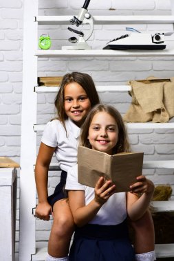 Liseli küçük kız kardeşiyle İlköğretim Okulu ders okuma