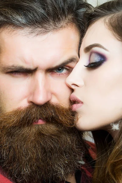 Sensual Woman Kiss Bearded Man Love Woman Makeup Skin Hipster — Stock Photo, Image