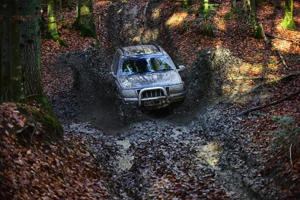 Extrémní Zábava Koncept Suv Zastříkaný Blátem Uvízl Hluboké Stopy Špíny — Stock fotografie