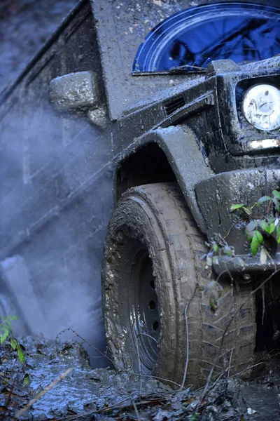 Součást Suv Uvízl Špíně Zblízka Dirty Offroad Pneumatiky Zastříkaný Blátem — Stock fotografie