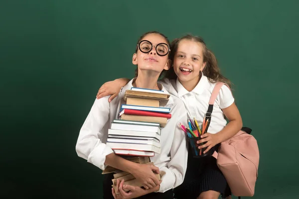 Infância Feliz Menina Littla Sua Irmã Adolescente Infância Feliz Volta — Fotografia de Stock