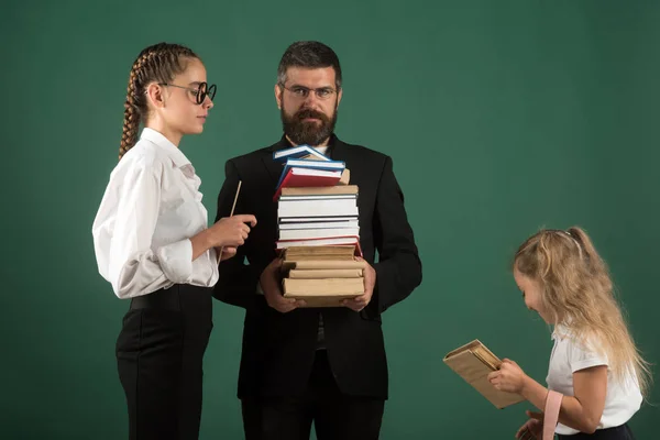 Vuelta Escuela Educación Casa Profesor Las Niñas Tienen Montón Libros —  Fotos de Stock