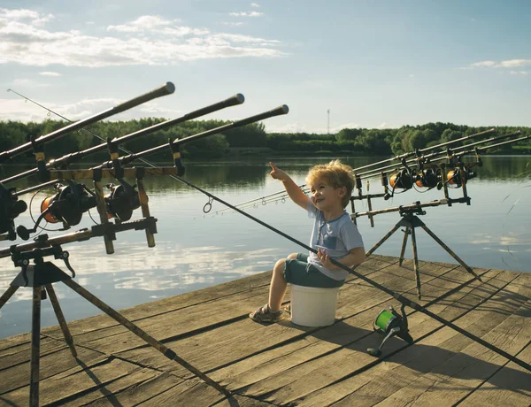 Niño Pescador Señalar Dedo Con Cañas Pescar Muelle Madera Niño —  Fotos de Stock