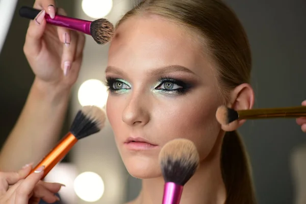 Hermosa Joven Con Pinceles Maquillaje Alrededor Cara — Foto de Stock