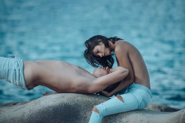 Çıplak Çekici Çift Şehvetli Tutkulu Yüzler Üzerinde Aşk Sahilinde Öpüşme — Stok fotoğraf