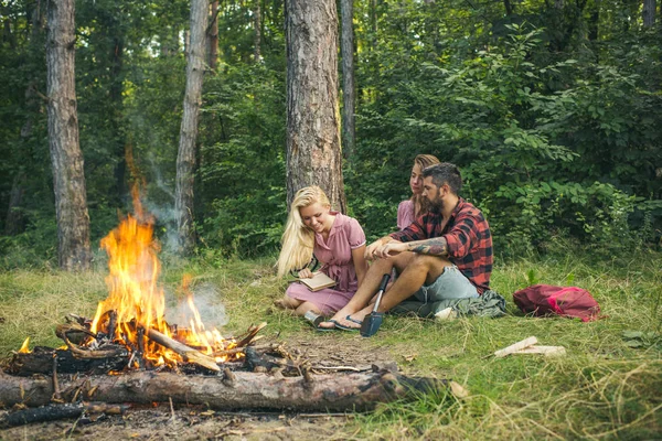 Conceito Estilo Vida Ativo Grupo Amigos Acampando Floresta Meninas Vestidos — Fotografia de Stock