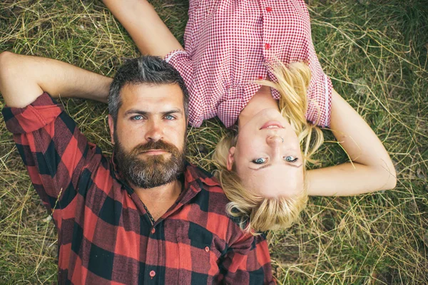 Verliebte Paare Liegen Gras Wald Oder Park Romantisches Date Der — Stockfoto