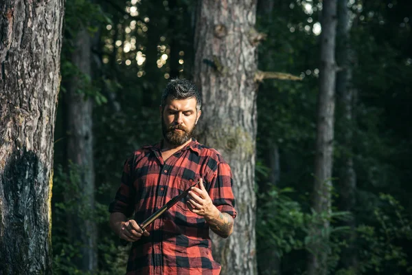 Brutala Lumberjack Tittar Små Vassa Spade Hans Händer Skäggig Man — Stockfoto