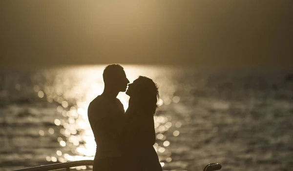 背景上的性感情侣的剪影亲吻与日落在海面之上 情侣在浪漫的约会在晚上在海滨 复制空间 浪漫与爱情概念 — 图库照片