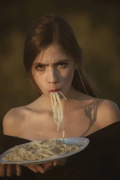 赤い唇の女性シェフがパスタを食べる ダイエットと健康的な有機食品 イタリア 鑑定やレストランの評論家としてパスタを食べる女 レシピ イタリア マカロニやスパゲティ 夕食に調理 — ストック写真