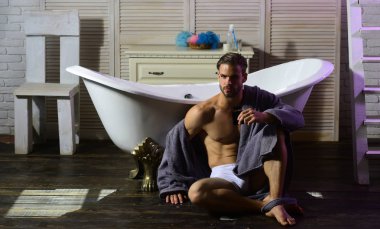 Kozmetik sağlık spa adam banyoda parfüm püskürtme.