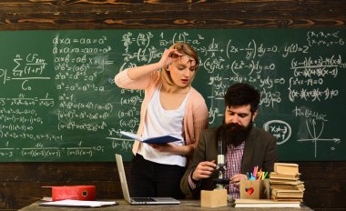 Mutlu çocuk öğrenme, eğitim kursu izlemek ve dinlemek dizüstü ekranda görünen adam okulda sınıfta eğitim faaliyetleri, Öğretmen öğrencileri için yüksek beklentileri ayarlar.,