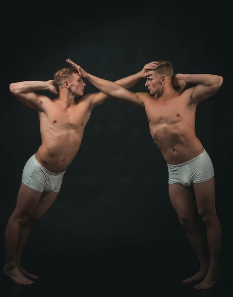 Tvillingar Män Med Muskulös Kropp Balans Pose Circus Gymnaster Pilates — Stockfoto