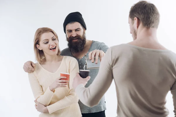 Killar Håller Cup Kolv Med Alkohol Talar Glada Vänners Tillbringar — Stockfoto