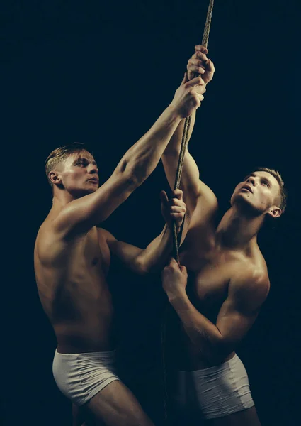 Atleet Mannen Trainen Met Touw Atleet Tweeling Mannen Geïsoleerd Zwarte — Stockfoto