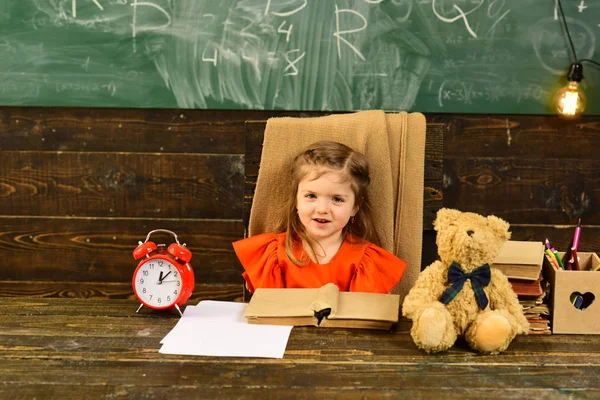 Getalenteerde Schoolkid Huiswerk Van Kunst Klas School Leraar Elementaire Kinderen — Stockfoto