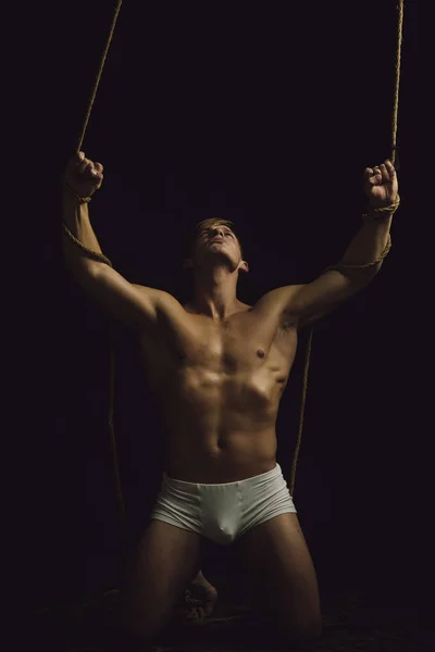Sexy Macho Man Doen Gymnastiek Man Met Gespierd Lichaam Touw — Stockfoto