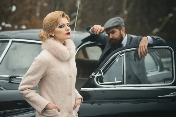 Sakallı Adam Seksi Kadın Ceket Eskort Kız Güvenlik Tarafından Seyahat — Stok fotoğraf