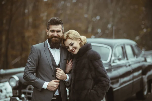 Carro Casamento Retro Com Apenas Casal Apaixonado — Fotografia de Stock