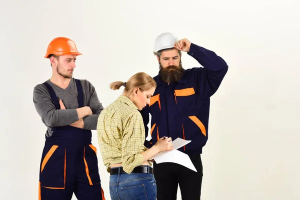 Mulher Alterar Plano Reparação Concepção Errada Brigada Trabalhadores Construtores Capacetes — Fotografia de Stock