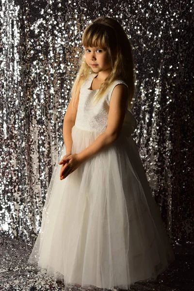 Kis Lány Divatos Ruha Prom Kislány Glamour Stílusban — Stock Fotó