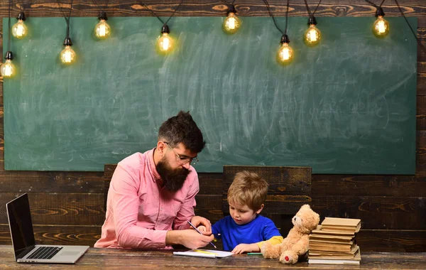 Žáka Učitelem Škole Učitel Pomáhá Dítě Psát Dopisy Copybook Muž — Stock fotografie