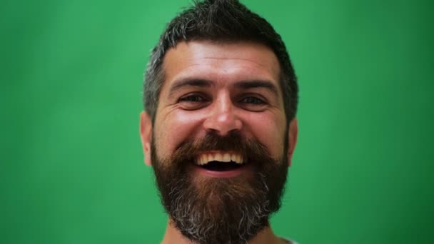 Emociones Faciales Masculinas Hombre Barbudo Con Diferentes Expresiones Retratos Jóvenes — Vídeos de Stock